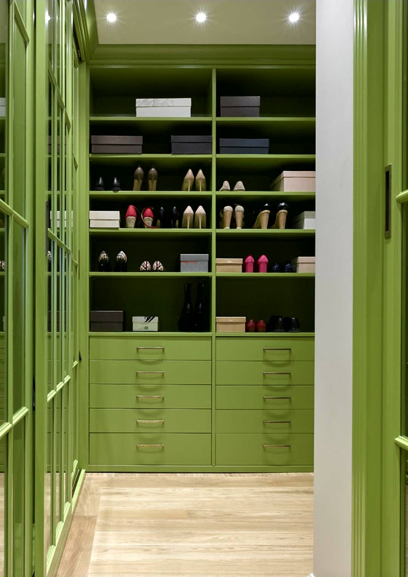 Г-образная гардеробная комната в зеленом цвете Химки