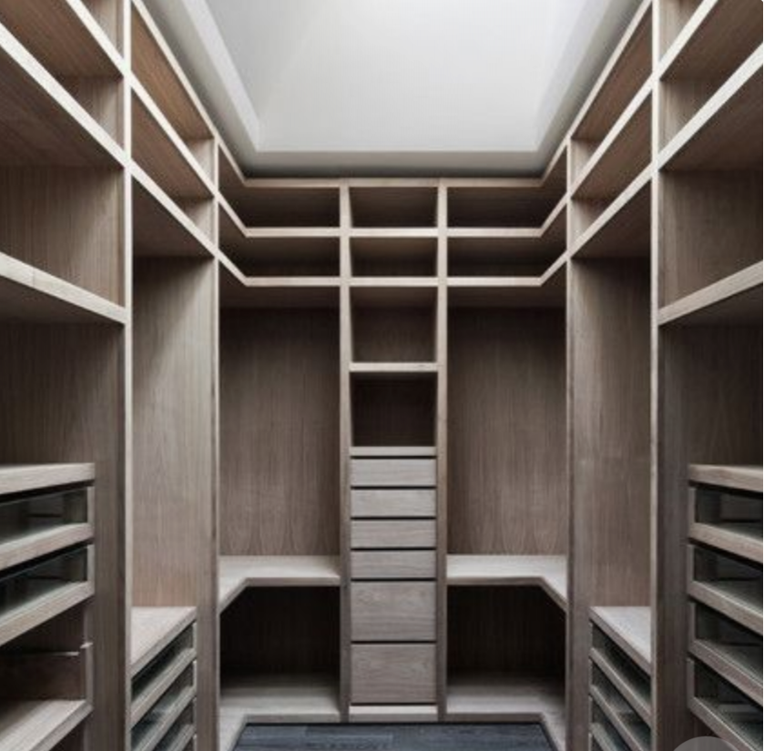 П-образная гардеробная комната в классическом стиле Химки