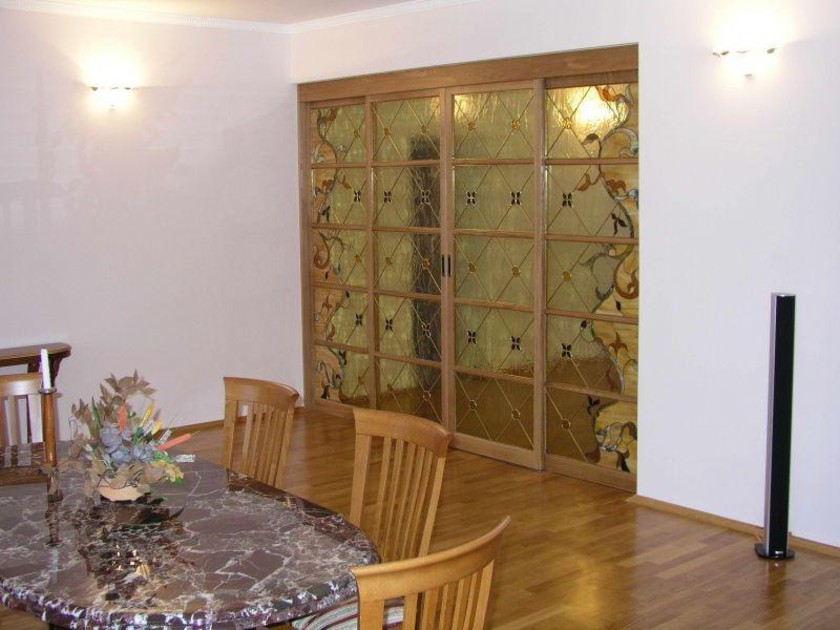 Перегородка для гостиной с цветным стеклом и декоративными вставками Химки