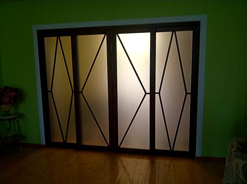 Перегородка с матовым стеклом и геометрическими вставками Химки