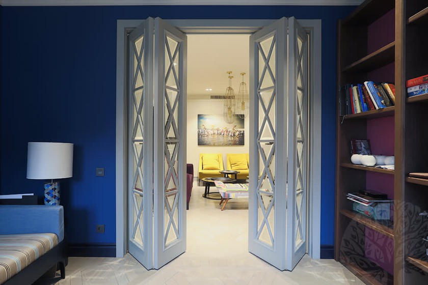 Двери гармошка  для гостиной со стеклами с разделителями Химки