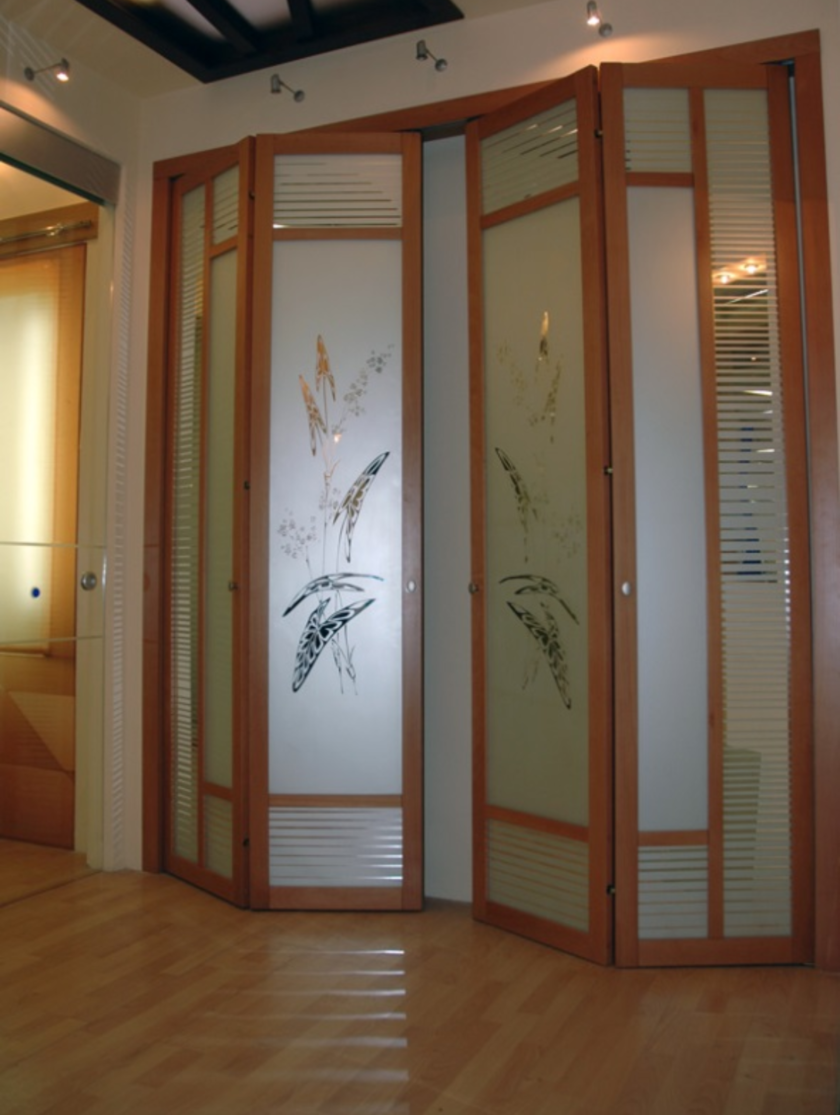 Широкие двери гармошка с матовым стеклом и рисунком Химки