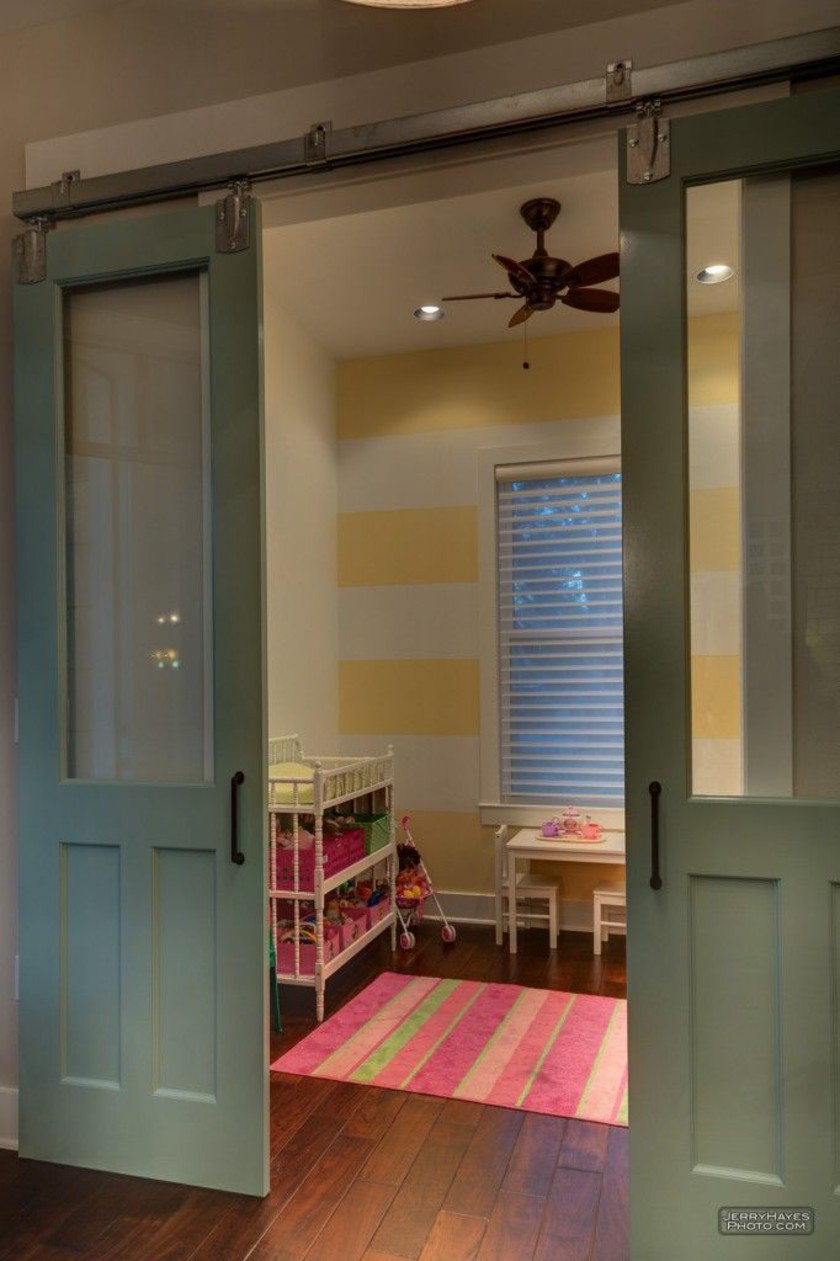 Межкомнатные подвесные двери серого цвета со стеклянными вставками Химки